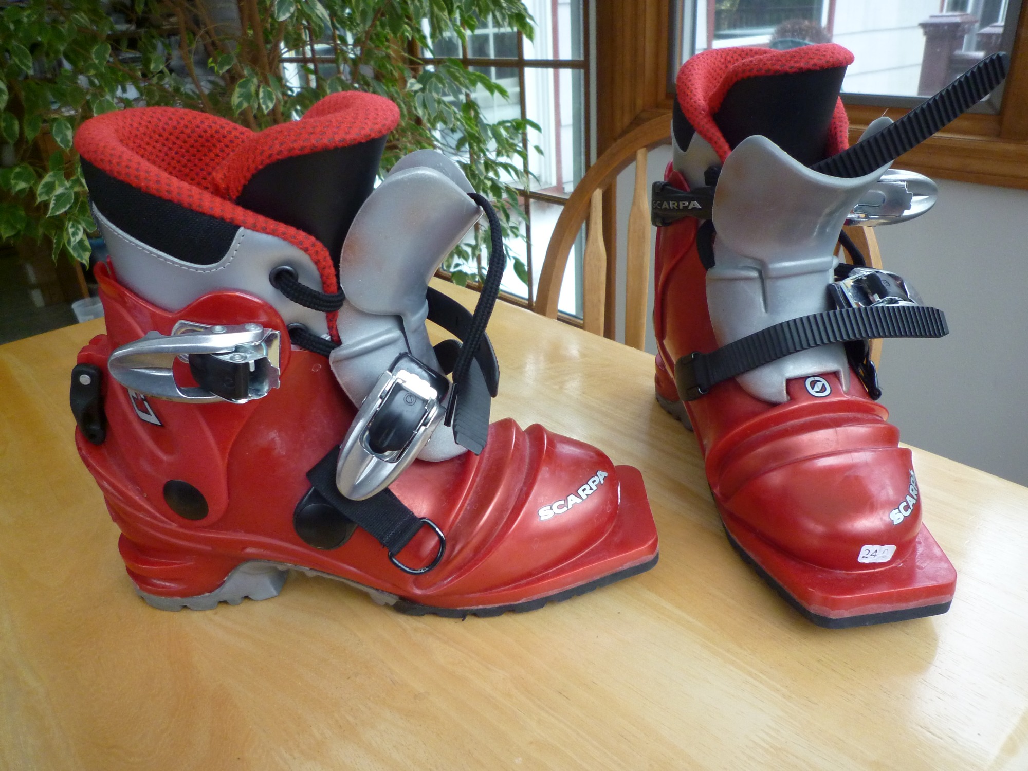 tele boots size 24.jpg
